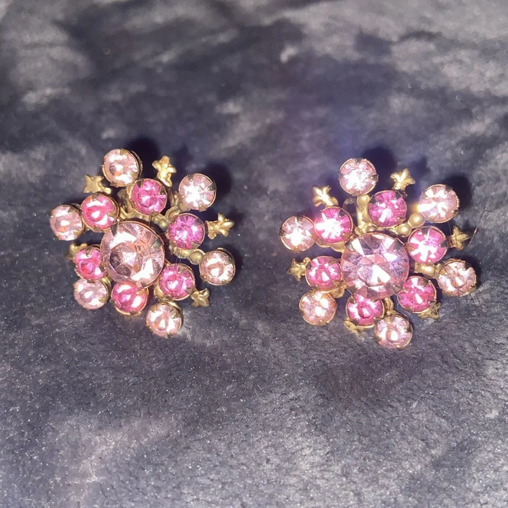 Vintage pink rhinestone and gold toned flower 🌸 clip on earrings - Picture 2 of 11